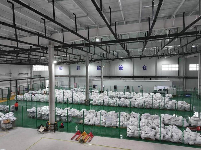 前置监管仓就建在跨境电商平台物流仓内部（央广网发  威海海关供图）