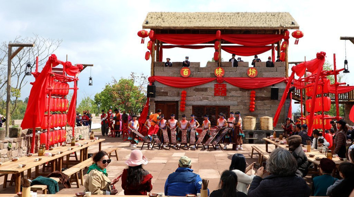 广安明确支持文艺精品创作和演艺新空间打造。图为广安前锋区观塘镇仁和村仁和寨打造的实景演艺《只在 仁和》（丁彦博 摄）