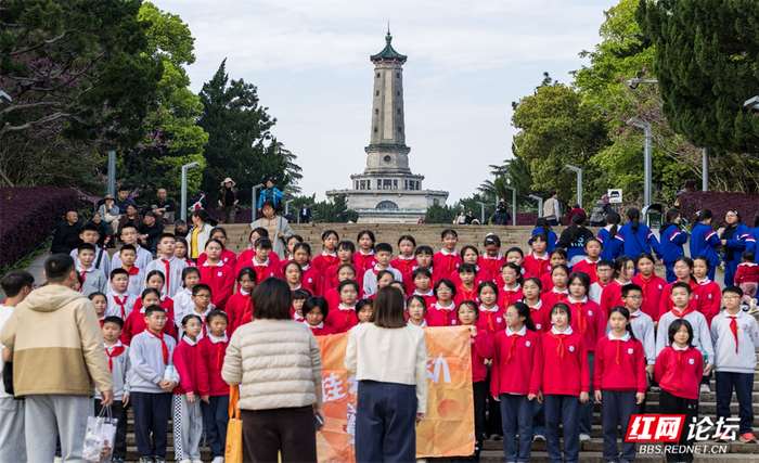 学生在纪念塔前合影留念。图/林维平