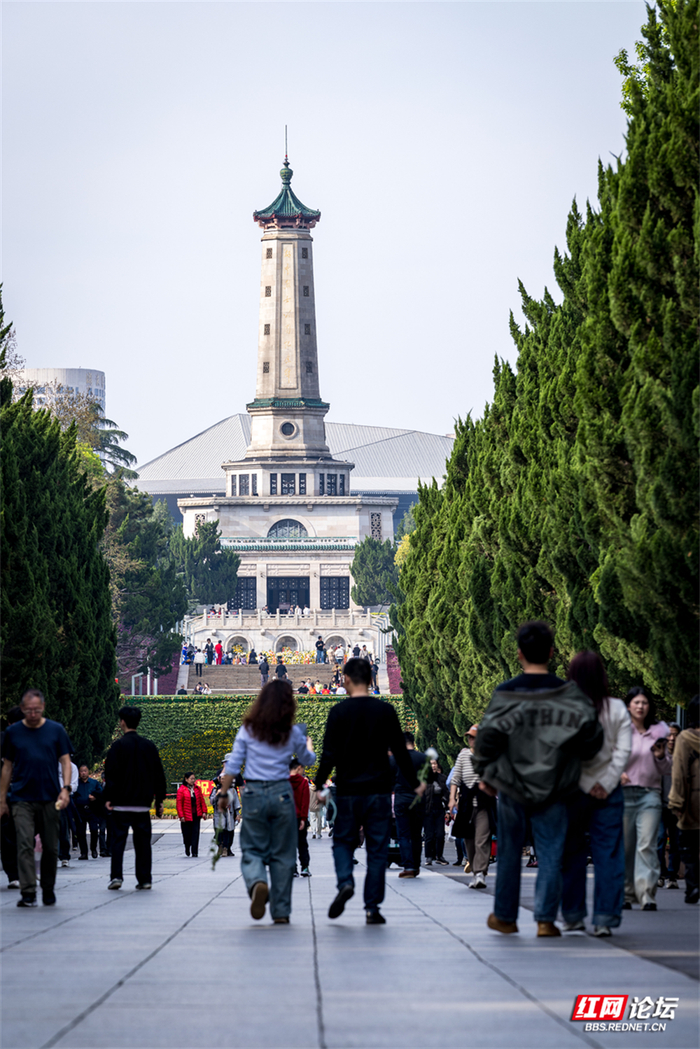 市民前来烈士公园吊唁英烈。 图/林维平