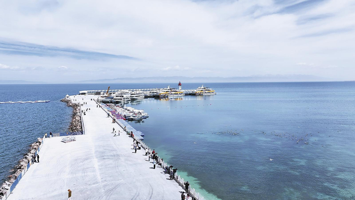 清明假期，青海湖景区接待游客2.1万人次，同比增长320%。图为青海湖美景。青海湖景区供图