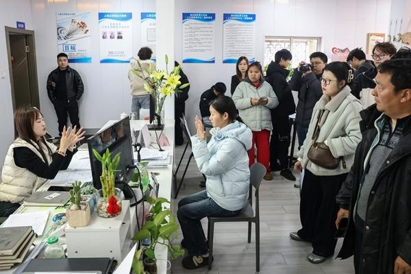 3月10日，上海，浦东新区零工市场上川路服务中心求职者众多，不少求职者在现场与用人企业代表进行视频面试。李茂君/摄