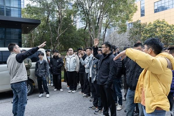 3月25日，上海，浦东新区零工市场上川路服务中心的工作人员准备带求职者进入企业进行现场面试。赖鑫琳/摄