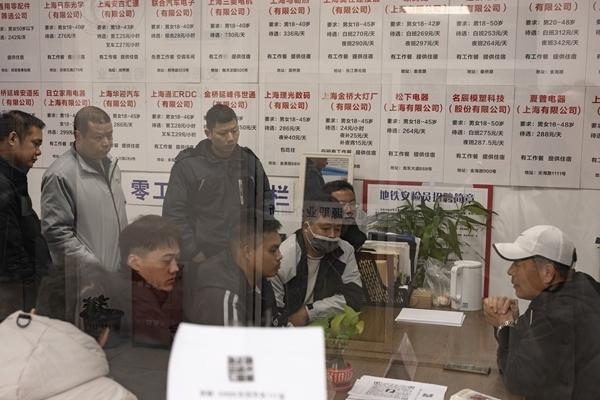 3月25日，上海，浦东新区零工市场上川路服务中心，求职者与招聘人员在洽谈。赖鑫琳/摄