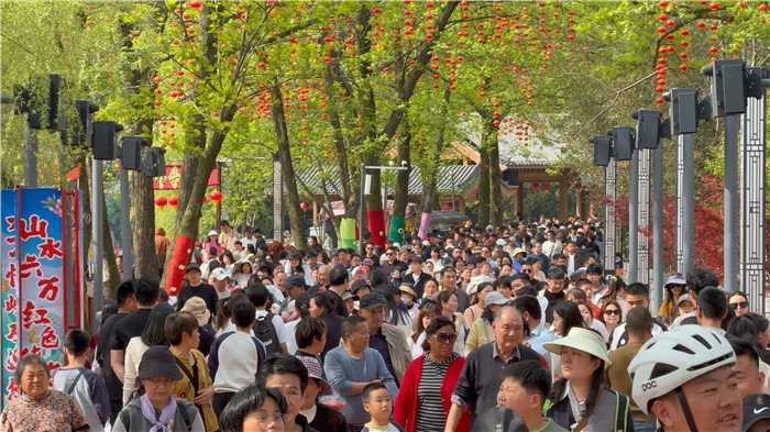 霍山六万情峡景区人气爆棚。霍山县文旅体局供图