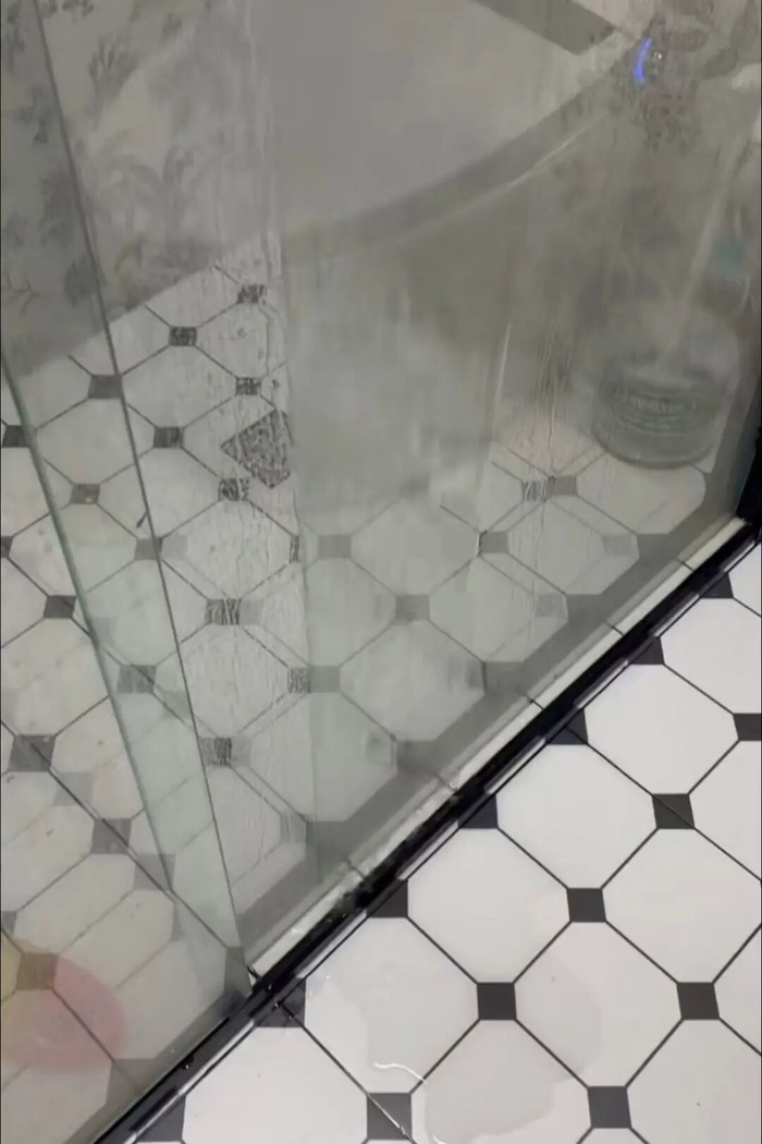 淋浴房漏水。