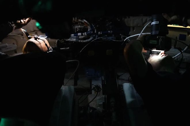 任务第六天飞掠月球期间，阿耳忒弥斯 2 号驾驶员维克多 · 格洛弗与任务专家克里斯蒂娜 · 科克拍摄月表影像。图片来源：NASA