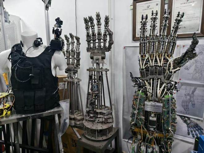 周明轩制作的智能装备和人机互动机械臂。上游新闻首席记者 时婷婷 摄