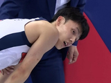 盼无大碍！徐杰抢篮板被撞到膝盖 随后一瘸一拐下场休息