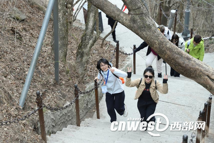 媒体记者在华山上