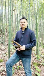 成都市农林科学院林业研究所笋用竹团队刘运科博士介绍竹笋。 车家竹摄