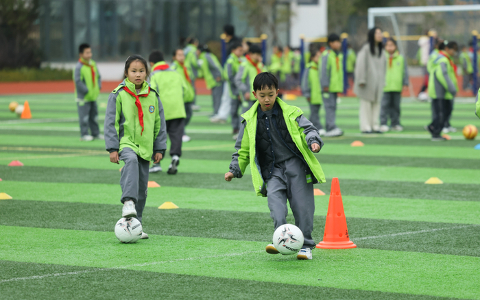 ▲3月5日，嘉兴市实验小学亚欧校区的学生们在参加开学第一课足球训练。图/新华社