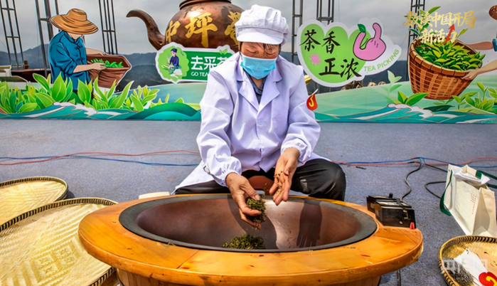 工人正在通过传统制作技艺炒制春茶（央广网发  史开心  摄）