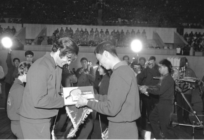 1971年4月13日，中美两国乒乓球运动员友谊比赛间隙，两国运动员互相赠送礼品。图：新华社