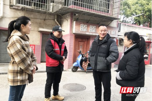 邻长调解矛盾纠纷现场。