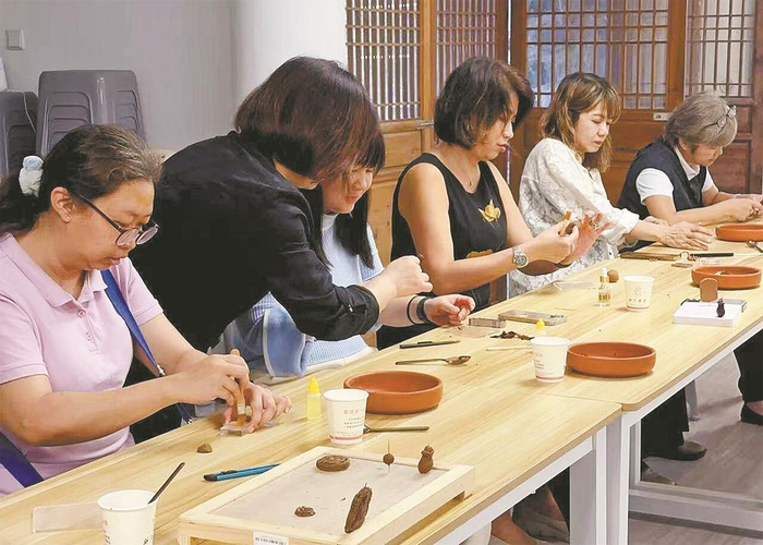 游客在体验制香。