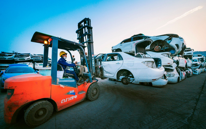 资环链金湖北公司废钢打包块工作现场。