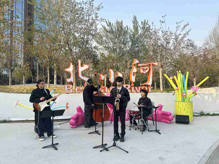 北京北小河岸边的音乐演出。新华社记者 杨淑君 摄