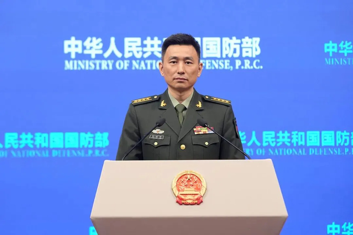 ​4月9日下午，国防部新闻发言人张晓刚大校就近期涉军问题发布消息。孙智英 摄