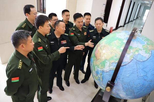 　　国防大学某教研室教研团队集智攻研。何大川/摄