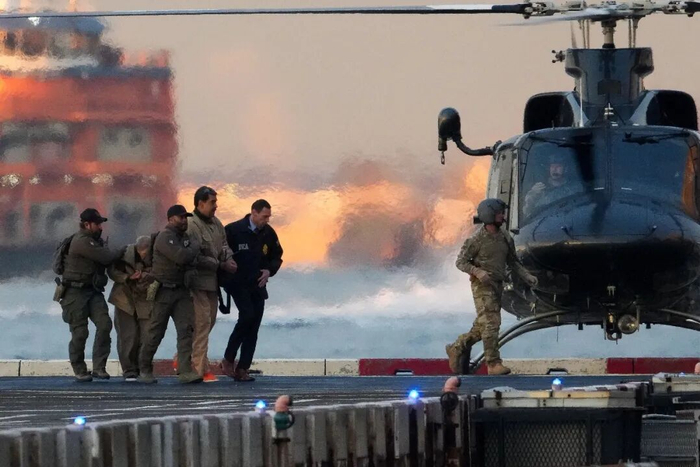 1月5日，在美国纽约，委内瑞拉总统马杜罗在执法人员陪同下前往联邦法院。图/IC