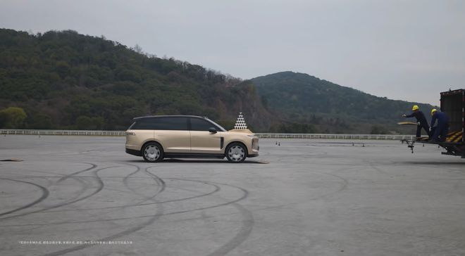 ▲蔚来ES9香槟塔测试