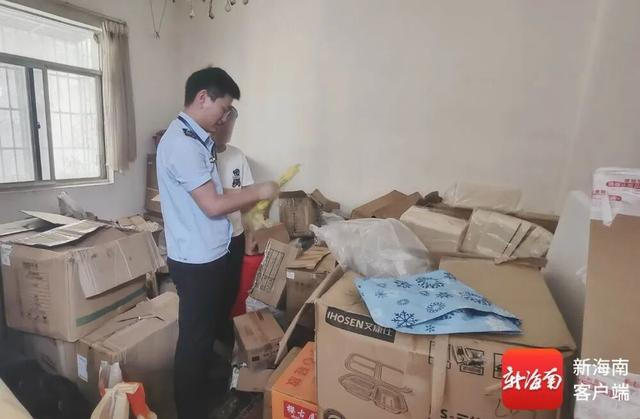 餐饮店的食品原料库房内堆得杂乱无章。记者 蒙健 摄 