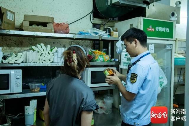 执法人员检查餐饮店使用的食品原料。记者 蒙健 摄 