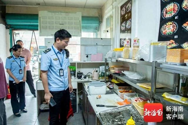 执法人员对海口椰棕路一家寿司外卖店进行检查。记者 蒙健 摄 