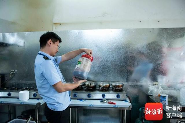 执法人员对网络外卖实体店进行检查。记者 蒙健 摄 