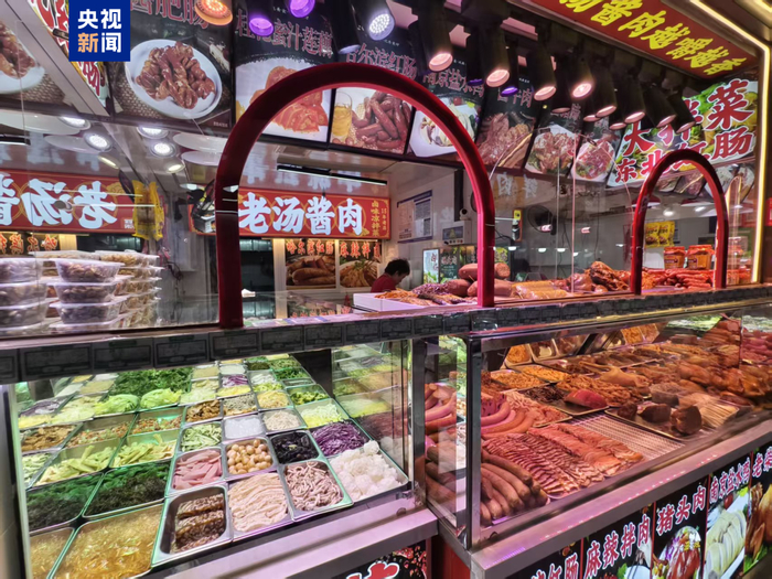 部分档口针对不同食品使用了不同颜色的照明灯具