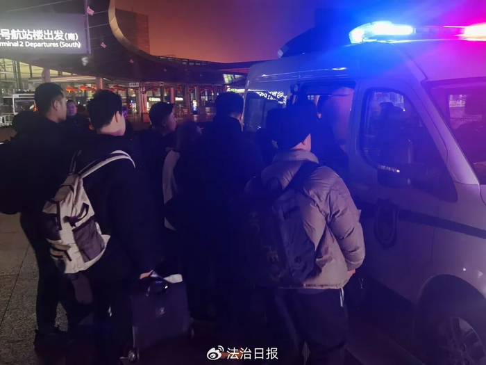 相关嫌疑人被押解抵沪​