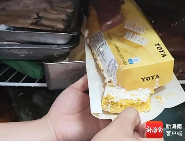 直接食用的南瓜蛋挞与生的冷冻食品放在同一冰柜内，外包装已破损。记者 蒙健 摄 
