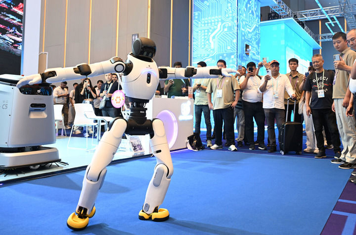 　　这是在第138届广交会服务机器人专区拍摄的人形机器人表演（2025年10月15日摄）。新华社记者 邓华 摄