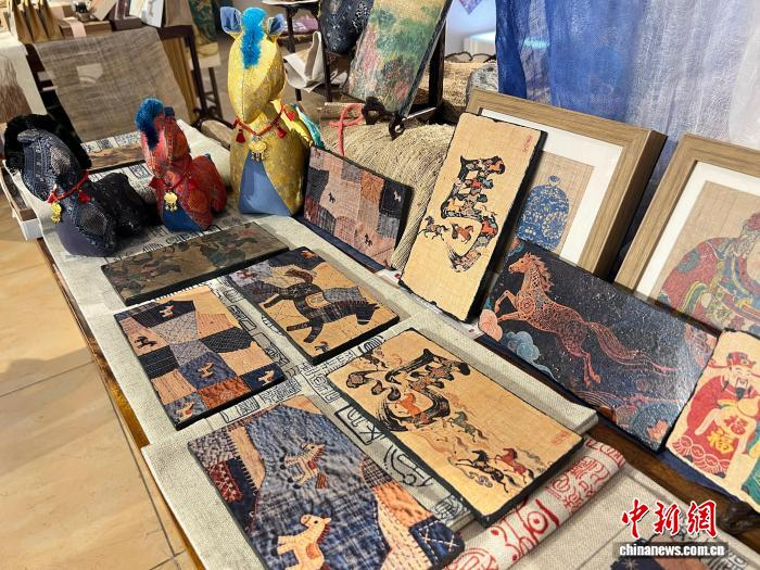  2月5日，位于重庆的“壹秋堂”非遗工坊内，融合夏布与古砖拓印技艺的文创产品“夏布古砖瓦画”呈现马元素。中新社记者 钟旖 摄