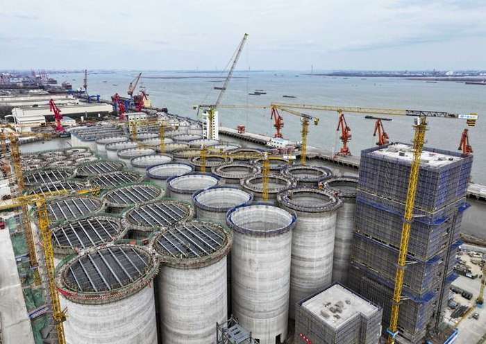 　　在江苏省靖江市拍摄的中粮靖江码头仓储物流项目建设现场（2025年2月20日摄，无人机照片）。新华社发（顾继红摄）