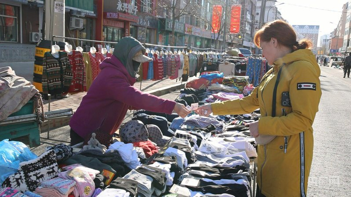 购买百货商品的俄罗斯游客(央广网发 关桐 摄)