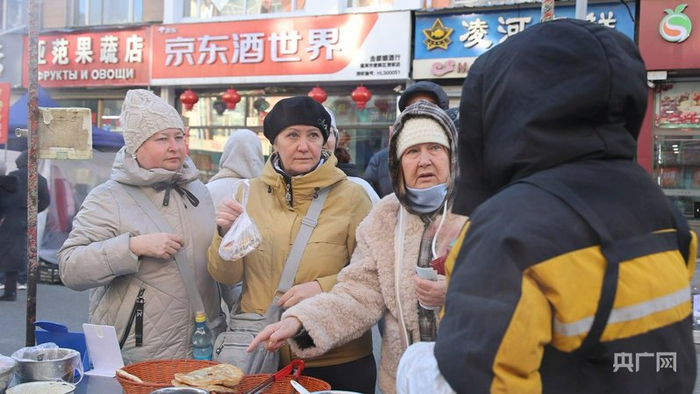 购买早餐的俄罗斯游客(央广网发 岳靓 摄)