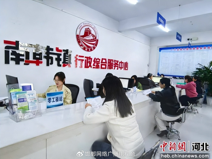 图为群众在广平县南韩镇零工驿站询问招工信息。 武小凯 摄