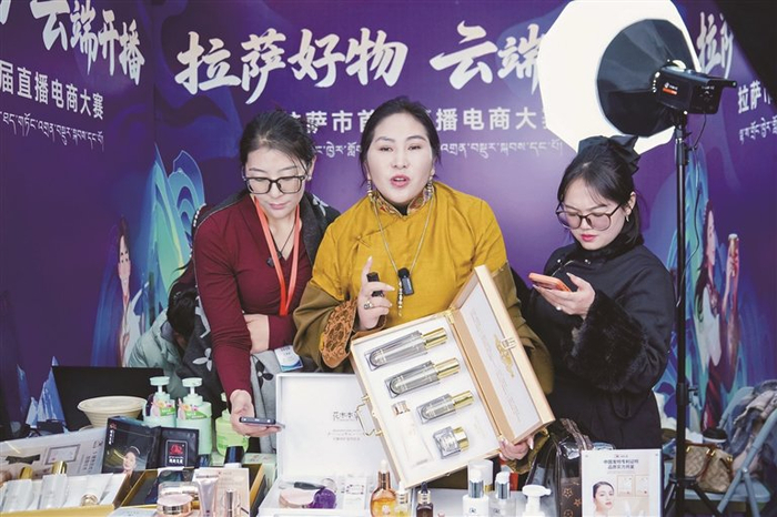 图为直播带货。