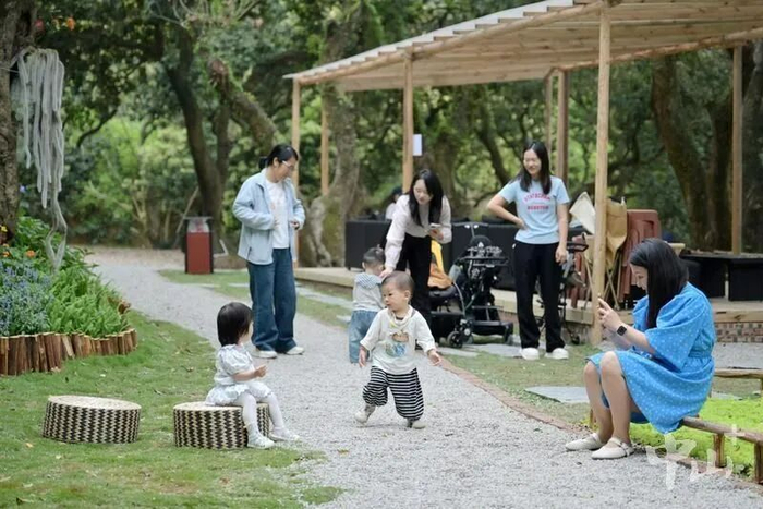 家长们带着小朋友在园内游玩。记者 缪晓剑 摄