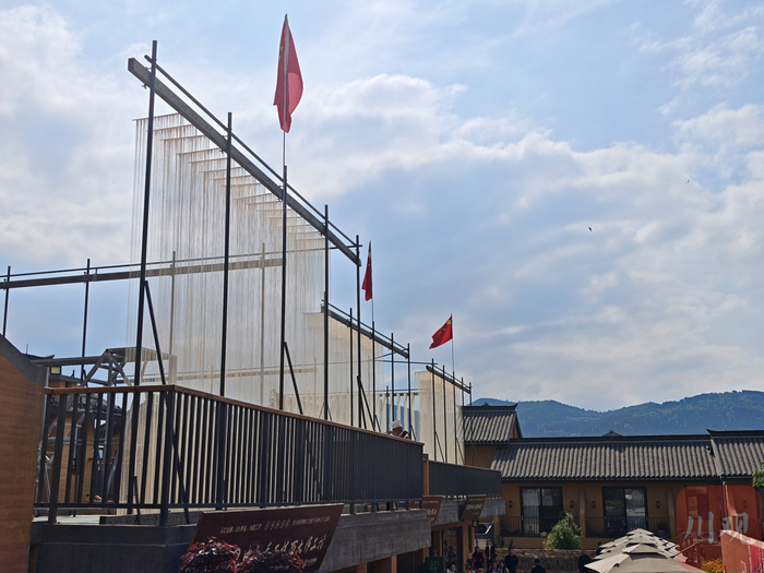 德阳觉慧村村民屋顶上晾晒的非遗挂面。