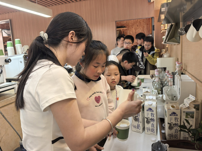 研学青少年尝试制作大蒜咖啡。