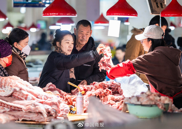 顾客在批发市场选购鲜猪肉。（资料图，图片由CNSPHOTO提供）