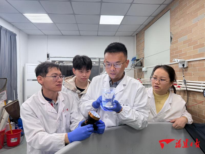 陈仕玺教授（右二）与团队成员正在观察刚出生的仔鱼。