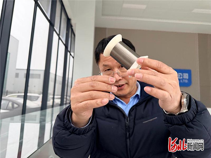 3月4日，河北丝筘金属制品有限公司，公司副总经理豆福来向记者展示丝径9微米的钨丝。河北日报记者 白 云摄