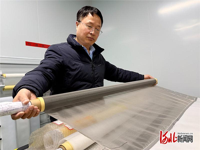 3月4日，河北丝筘金属制品有限公司包装车间，公司副总经理豆福来正对即将发货的印刷网进行检查。河北日报记者 白 云摄