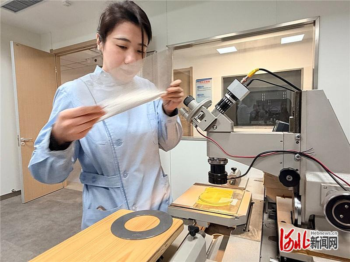 3月4日，网都河北科技服务有限公司下属的检测中心，工作人员正对一片铜丝网进行检测。 河北日报记者 白 云摄