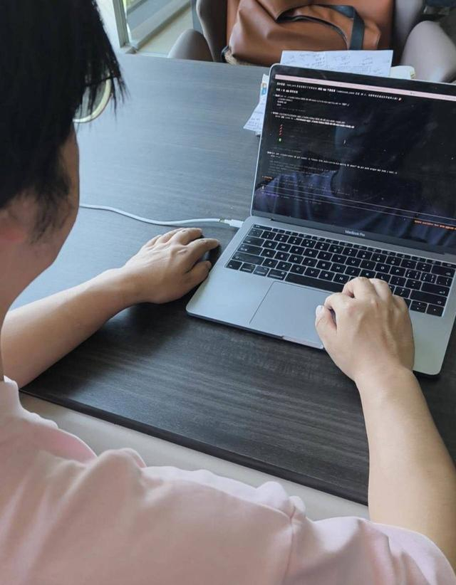 杨平在电脑前操作AI工具。谢杰 摄