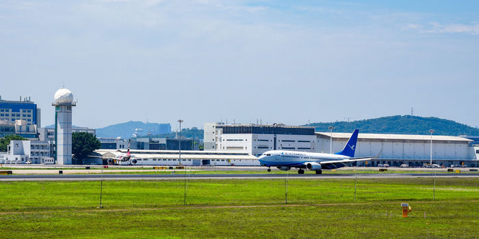 2025年5月，厦门高崎国际机场，厦门航空降落滑行。图/IC photo